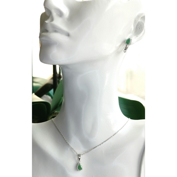 Emerald and Diamond halo necklace earrings set 🆕 - Picture 6 of 7